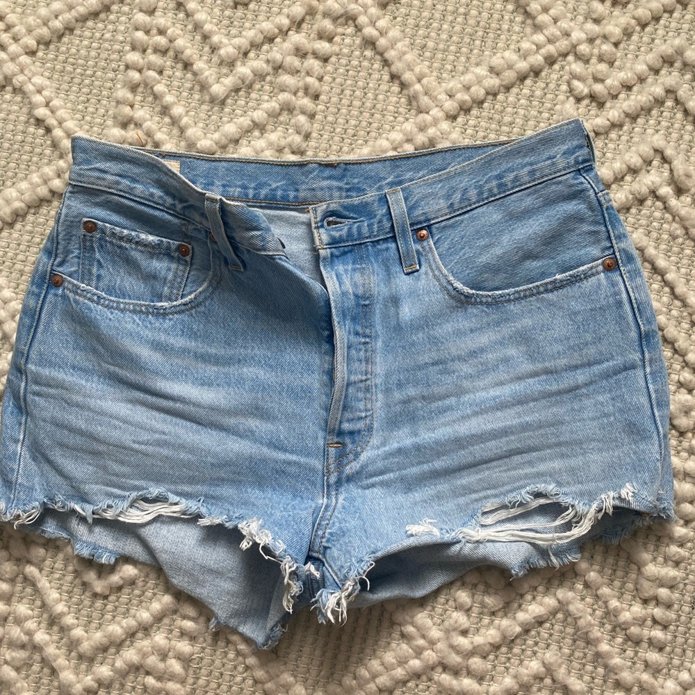 Light wash Levi’s high waisted shorts